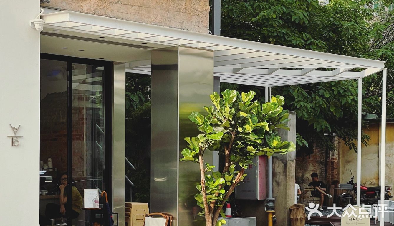 啡飲半醺，似苦若甘，以克苦淬煉著幸福的厚度。