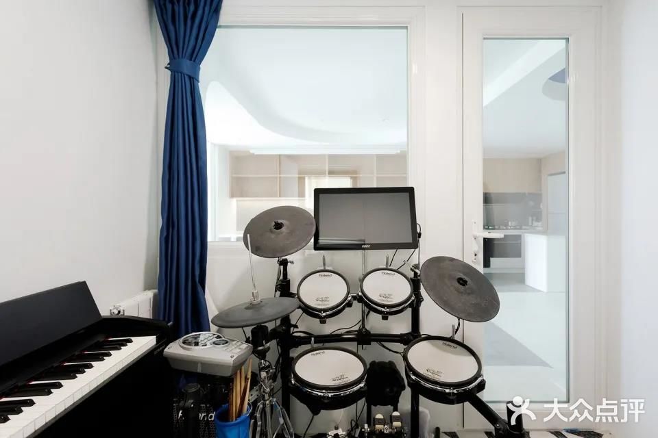 克莱因蓝下的流线型音乐之家 - 蓝境 