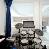 克莱因蓝下的流线型音乐之家 - 蓝境 