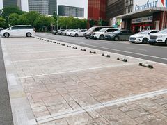 -家乐福南翔店停车场