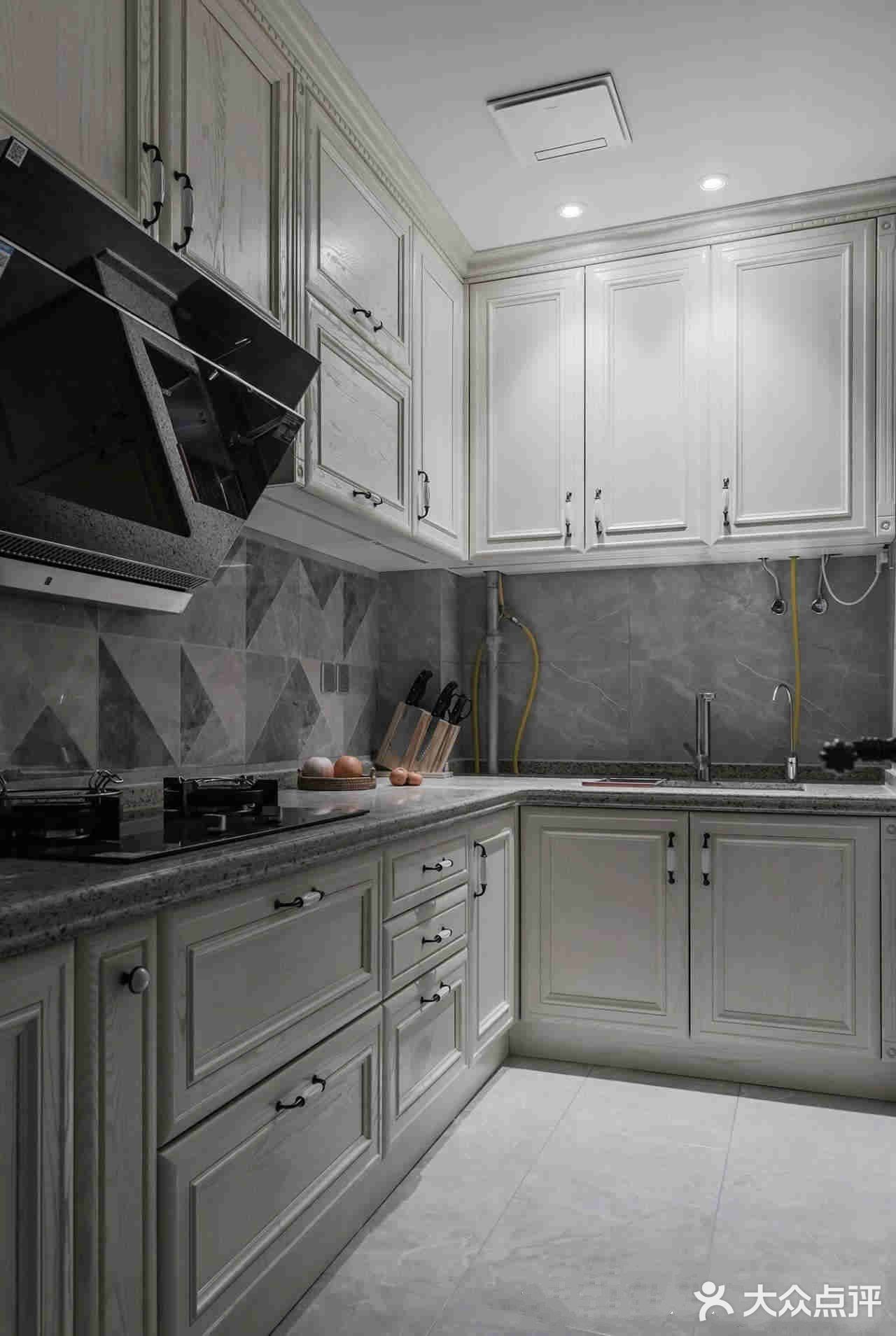 灰色的墙地砖搭配米色橱柜显得低调有质感!