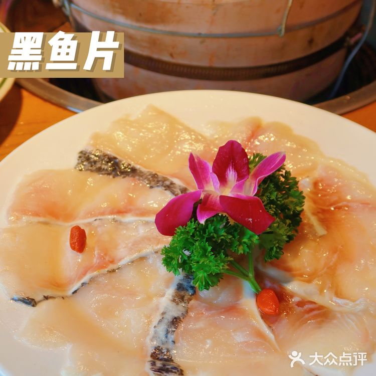 哇，居然还有叫招财锅的店名，吃了招财锅发大财