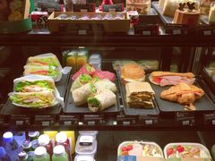 面包甜点陈列柜-星巴克臻选(北京前门大街店)