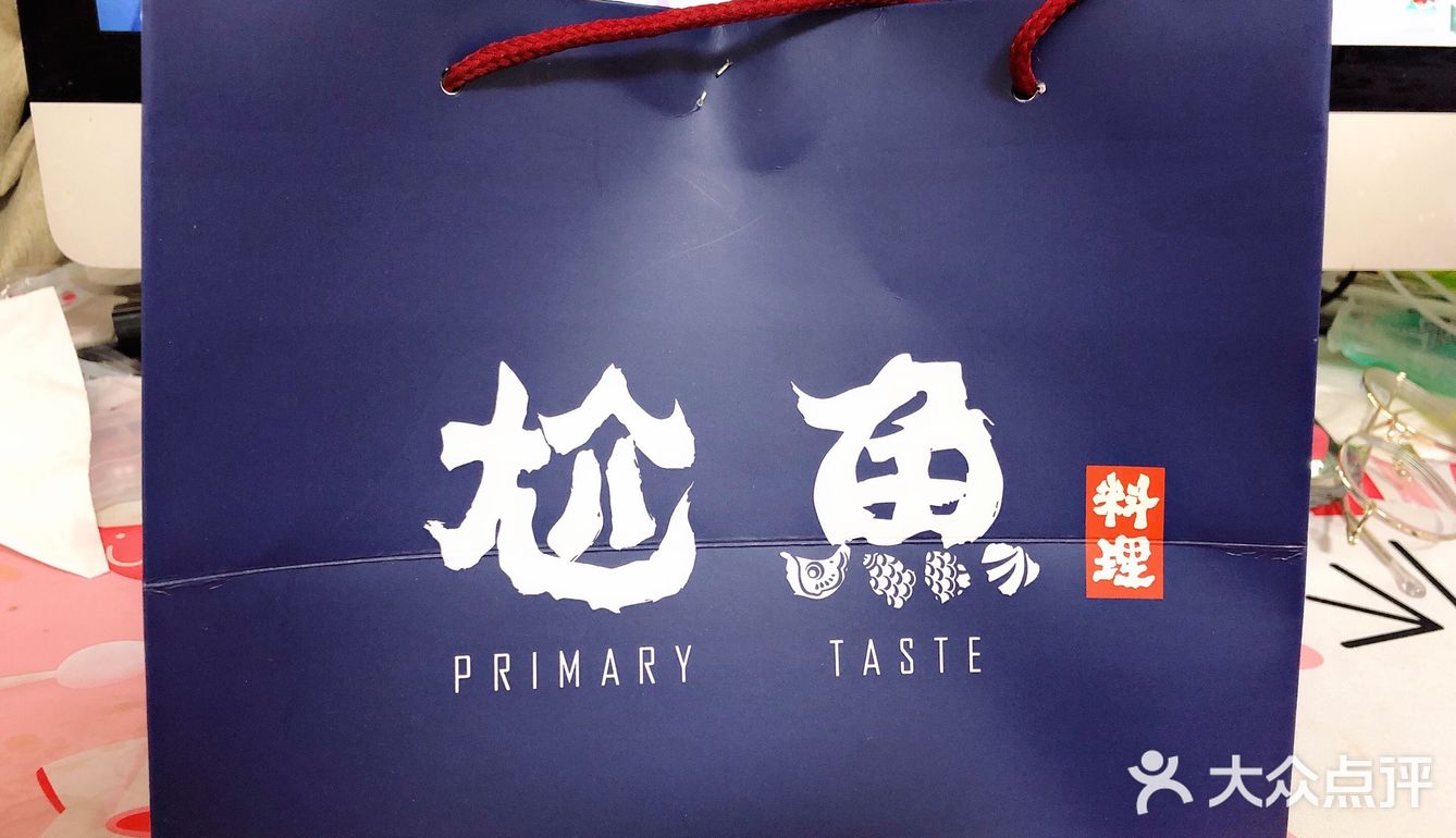 要了一个寿司小盒。里面有肉松小卷。三文鱼寿司