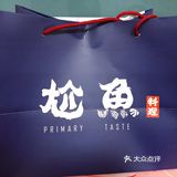 要了一个寿司小盒。里面有肉松小卷。三文鱼寿司