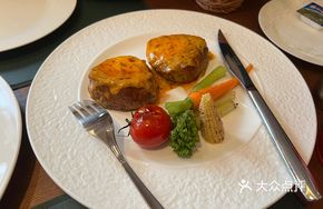Secret-Recipe Filet Mignon with Vegetables and French Fries