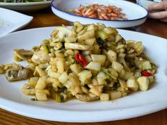 菌菇抱腌菜炒肉片-芳草地度假酒店·野炉中餐厅