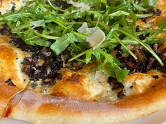 香烤菌菇比萨配芝麻叶-WOLFGANG PUCK KITCHEN & BAR(迪士尼小镇店)