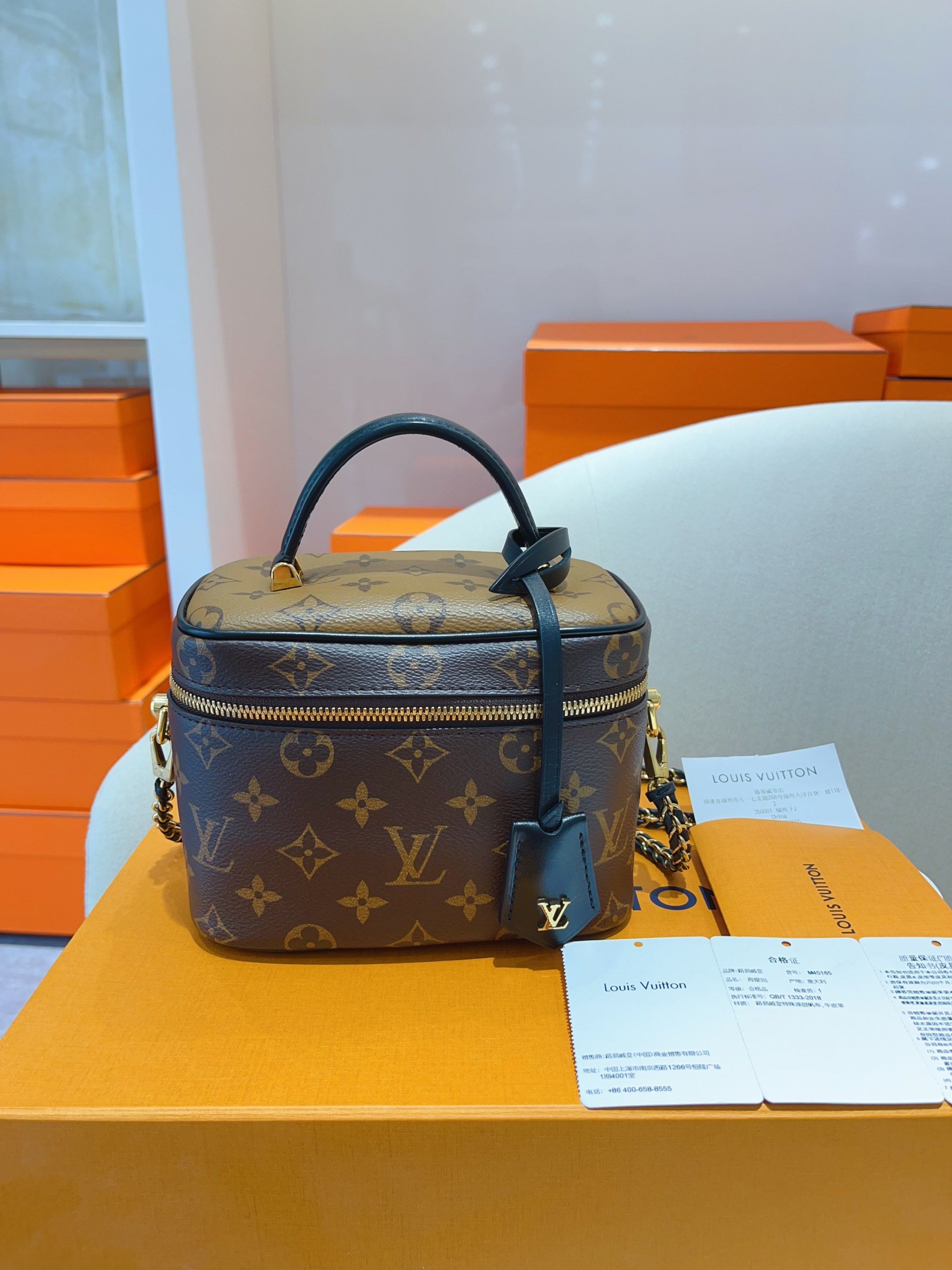 lv vanity 包包是路易威登品牌的一款经典手提包款式