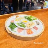 丽江古城C位！人均30+吃飘着玫瑰的过桥米线