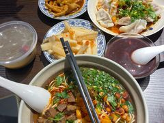 -爆炸头阿姨小四川正宗川味小吃(无任何分店)