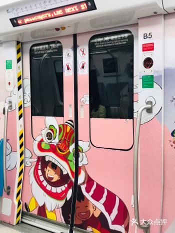 经常坐地铁 但真的极少遇到主题地铁 里面有很多老东莞