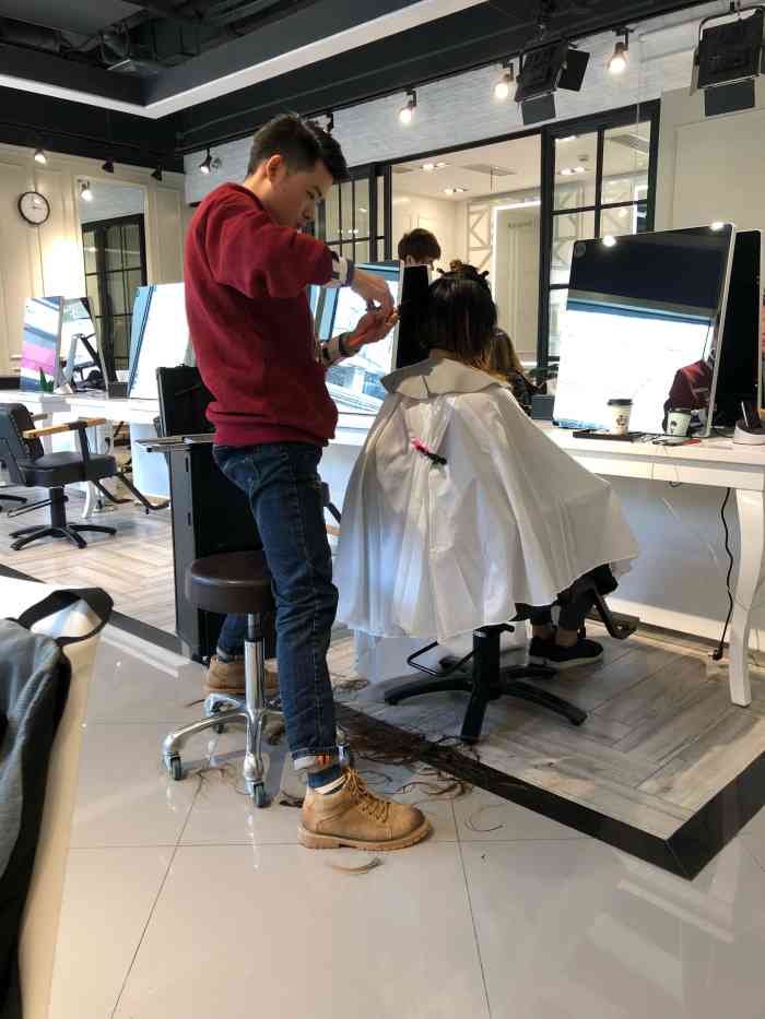 东瀛国际造型(三里屯soho店)-"【项目】烫发理发师认真 细致,店面环境