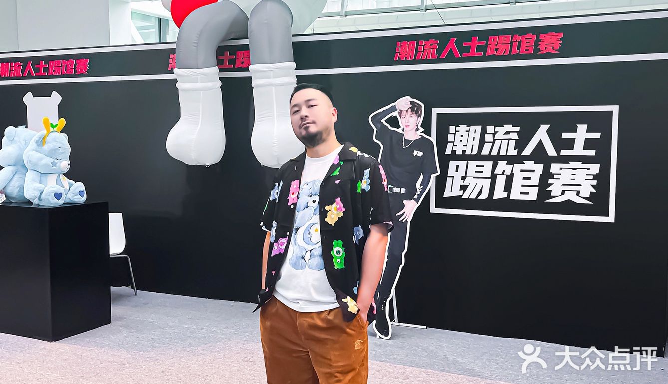 马思涵去西单大悦城了？ 人形立牌的银白头发