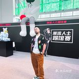 马思涵去西单大悦城了？ 人形立牌的银白头发