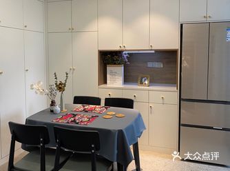 建筑面积45平方，整体翻新 进门处改做到顶鞋柜