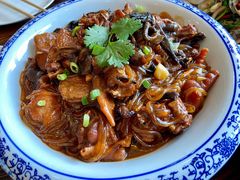 小笨鸡炖蘑菇-咱家大院海鲜家常菜