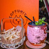 淮海中路上的这家bar，白天是咖啡店，夜晚是酒吧