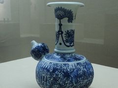 清康熙·青花缠枝番莲纹军持-嘉定博物馆