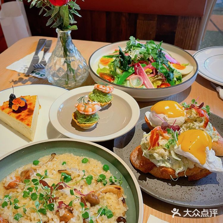 外摆用餐氛围感十足，超级适合约会的西餐厅