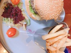 传统牛肉汉堡配番薯条-bluefrog蓝蛙(水游城店)