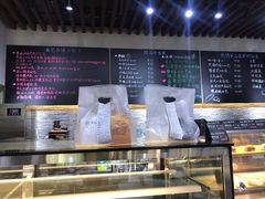 面包甜点陈列柜-啊噗吐呦现场烘焙(麦凯乐店)