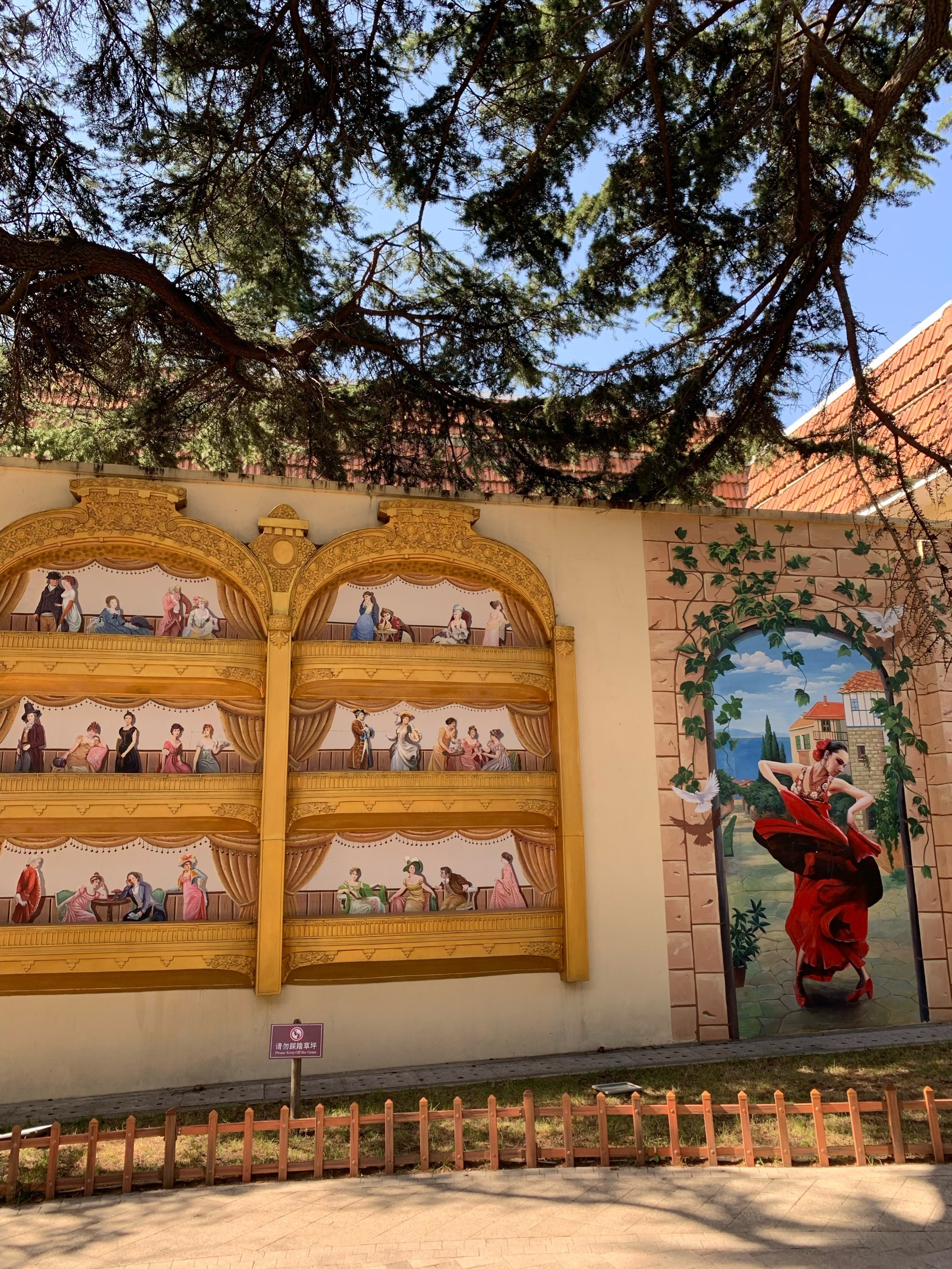 西班牙风情馆,就在公主楼对面,楼里面有很