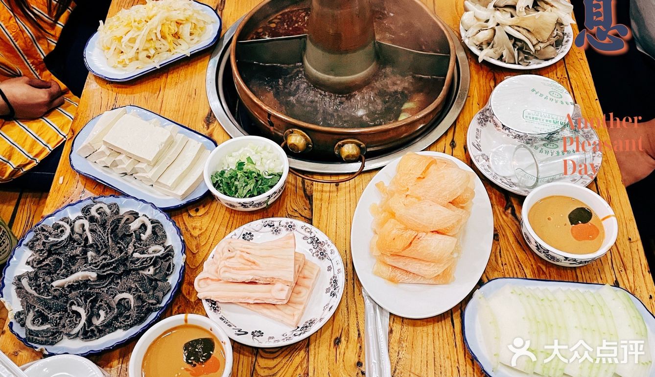 铜锅儿老店，真正倒盘不撒的手切鲜羊肉[6]。