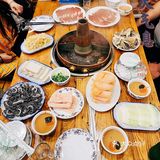 铜锅儿老店，真正倒盘不撒的手切鲜羊肉[6]。