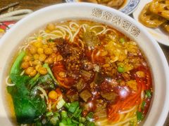 -爆炸头阿姨小四川正宗川味小吃(无任何分店)