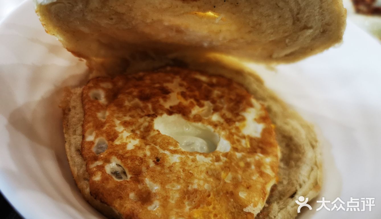 周末吃早点的人很多。我点了煎饺油条豆腐脑，还有鸡蛋饼
