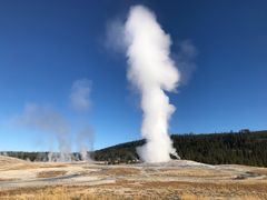 -老忠实间歇泉