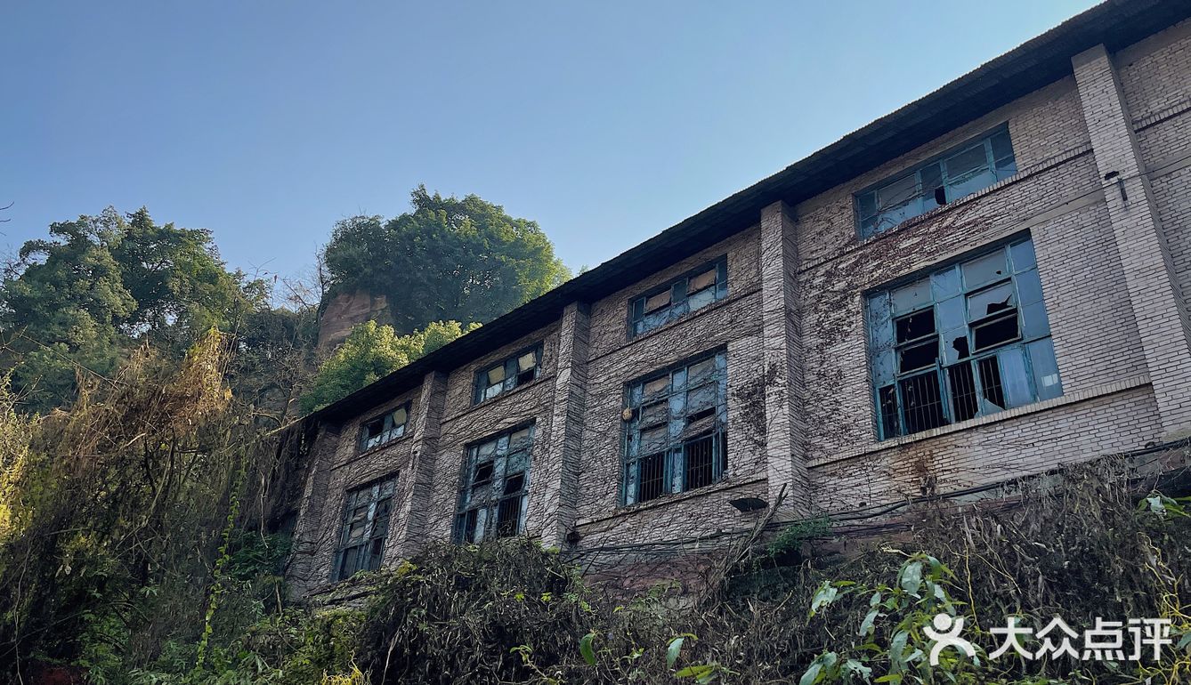 双碑村头有个嘉陵厂,嘉陵厂头有个挂榜山