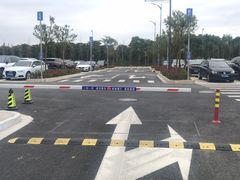-雪绒花路停车场