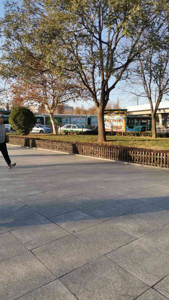 香炉礁(地铁站)-"香炉礁轻轨站,周末出行,客流量没有想着中.