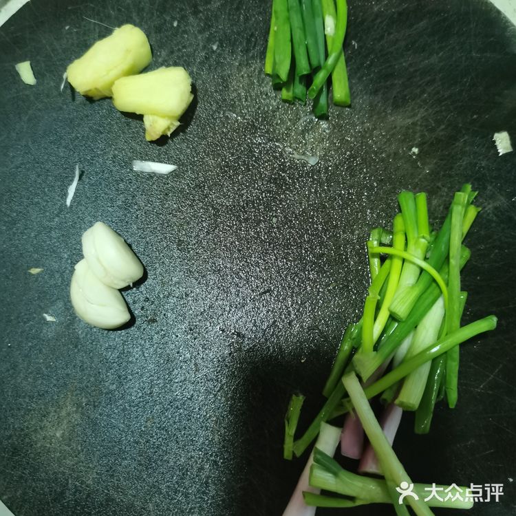 方便食用。开油锅，放姜片，连同蒜粒，葱白一起爆香
