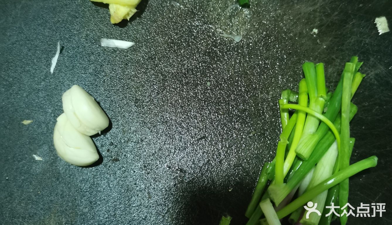 方便食用。开油锅，放姜片，连同蒜粒，葱白一起爆香