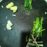 方便食用。开油锅，放姜片，连同蒜粒，葱白一起爆香
