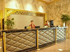 前台接待-河南中州皇冠假日酒店