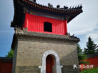 护国显光寺，建于辽代，历史悠久，又坐落在海拔1900