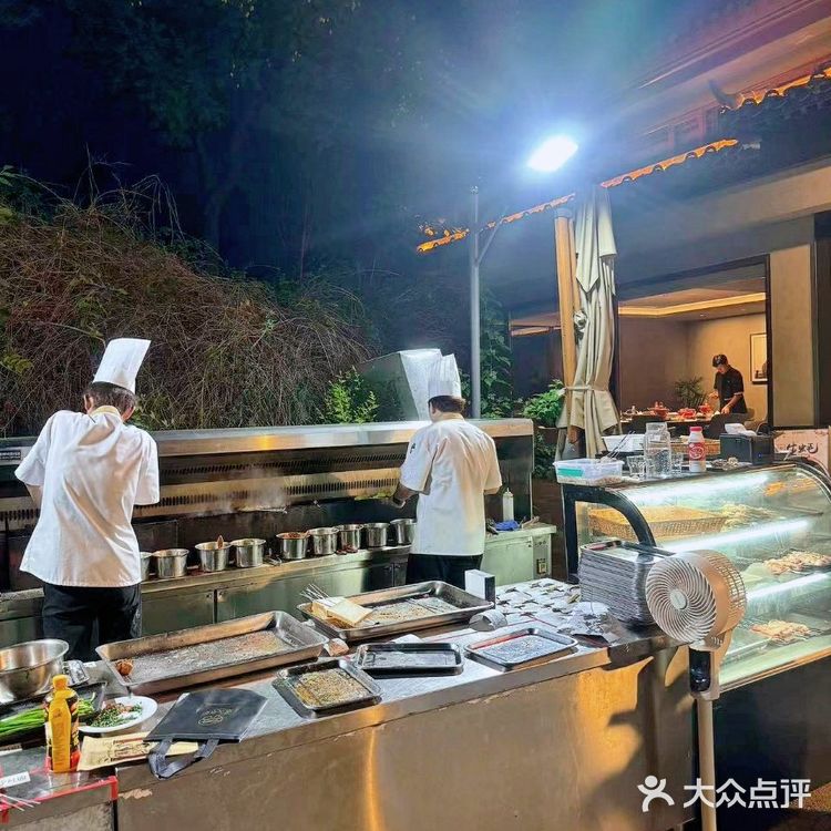 开开心心吃户外烧烤涮肉 