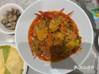位于闹市区的龙虾店，和朋友逛街来的，搜索了大众点评用