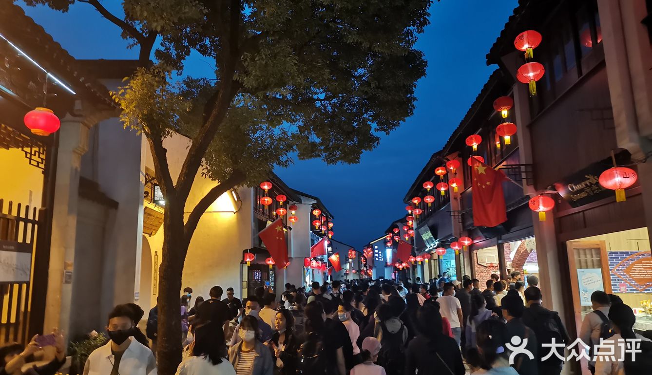夜景很漂亮。老街都是生活在这边居民居住的地方