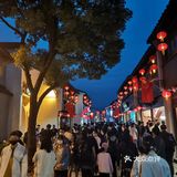 夜景很漂亮。老街都是生活在这边居民居住的地方