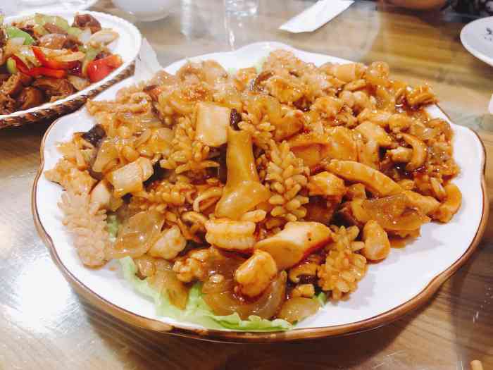 玲玲餐厅-"中午同事聚餐来的,菜量大而且环境也不错,.