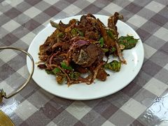 土火锅。干炸羊排。-青海特色美食小炒炕锅牦牛肉火锅