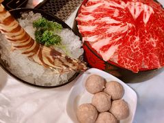 安格斯牛肉-鲜入围煮花胶鸡海鲜火锅