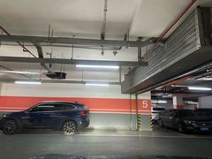 -绿地缤纷城-停车场