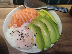 牛油果三文鱼盖饭-鸟鸣门屋台料理(金帝银泰店)