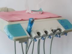 -瑞尔齿科(南京东路名人诊所)